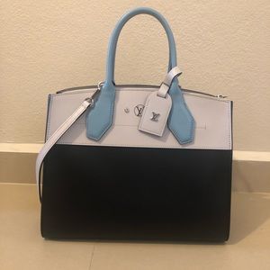 Like new authentic Louis Vuitton purse
